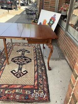 Table de cartes Chippendale antique à pieds en forme de boule et de griffe, se déploie en 3 feuilles si nécessaire