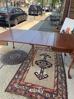 Table de cartes Chippendale antique à pieds en forme de boule et de griffe, se déploie en 3 feuilles si nécessaire