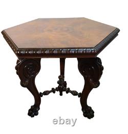 Table de centre hexagonale en noyer richement sculptée, de style Chippendale antique