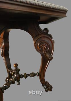 Table de centre hexagonale en noyer richement sculptée, de style Chippendale antique