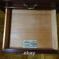 Table de chevet à tiroir en acajou Henkel Harris avec abattant 5425 en bois.