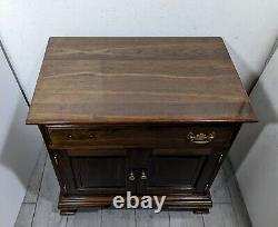 Table de chevet vintage Stickley de style Chippendale en cerisier avec 2 portes et 1 tiroir