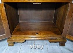 Table de chevet vintage Stickley de style Chippendale en cerisier avec 2 portes et 1 tiroir