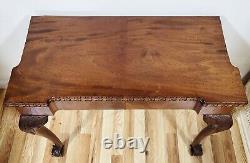 Table de jeu antique CHIPPENDALE en acajou du 19ème siècle avec pieds en griffe de balle et plateau rabattable.