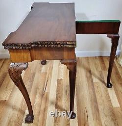 Table de jeu antique CHIPPENDALE en acajou du 19ème siècle avec pieds en griffe de balle et plateau rabattable.