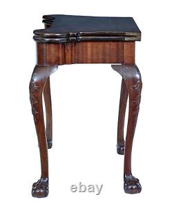 Table de jeu en acajou de style Chippendale revival du 19e siècle.