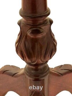 Table de lampe / table de salon Chippendale sculptée en acajou à bordure de tarte