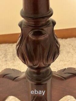 Table de lampe / table de salon Chippendale sculptée en acajou à bordure de tarte