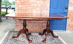 Table de salle à manger en acajou Chippendale ancien avec pieds en griffe de boule et 3 rallonges.