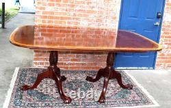 Table de salle à manger en acajou Chippendale ancien avec pieds en griffe de boule et 3 rallonges.
