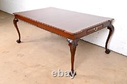 Table de salle à manger extensible en acajou et bois de placage Henredon, nouvellement restaurée