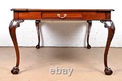 Table de salle à manger extensible en acajou et bois de placage Henredon, nouvellement restaurée