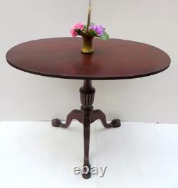 Table de thé ovale inclinable en acajou du XVIIIe siècle avec pieds griffes et boules de style Chippendale