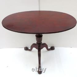 Table de thé ovale inclinable en acajou du XVIIIe siècle avec pieds griffes et boules de style Chippendale