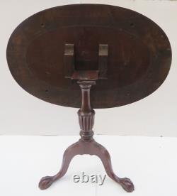 Table de thé ovale inclinable en acajou du XVIIIe siècle avec pieds griffes et boules de style Chippendale