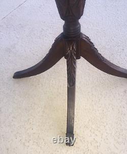 Table de thé sur pied vintage antique avec bordure en croûte de tarte sculptée de style fédéral.