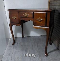 Table de toilette à trois tiroirs de style Queen Anne Chippendale en cerisier vintage