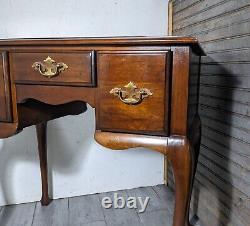 Table de toilette à trois tiroirs de style Queen Anne Chippendale en cerisier vintage