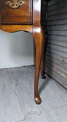 Table de toilette à trois tiroirs de style Queen Anne Chippendale en cerisier vintage