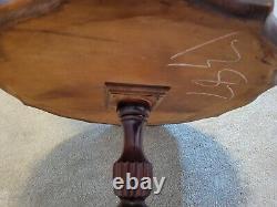 Table en acajou de style Chippendale antique à 3 niveaux avec pieds griffes en métal - RAMASSAGE LOCAL