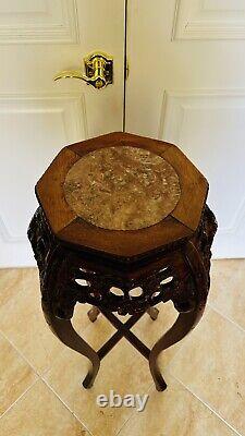 Table haute en bois sculpté de style chinois Chippendale avec dessus en marbre