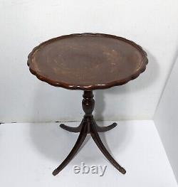 Table ronde à piédestal en acajou de style Chippendale fédérale avec rebord en forme de croûte de tarte et pieds griffes.