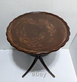 Table ronde à piédestal en acajou de style Chippendale fédérale avec rebord en forme de croûte de tarte et pieds griffes.