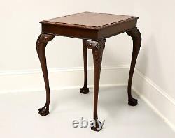 Table supérieure en acajou Chippendale avec plateau en cuir et pieds en griffe de boule.