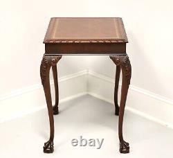 Table supérieure en acajou Chippendale avec plateau en cuir et pieds griffes boule, table d'appoint