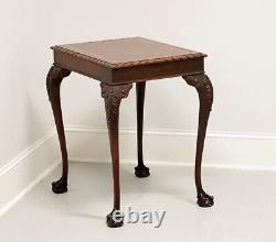 Table supérieure en acajou Mahogany Chippendale avec plateau en cuir et pieds en griffe de boule, table d'appoint.