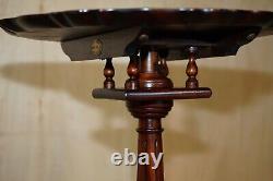 Table tripode à dessus rotatif en acajou flambé vintage de Thomas Chippendale avec griffe et boule