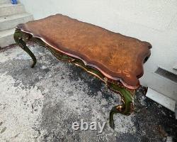 Table vintage faite à la main de style français avec pieds griffes, accents verts et dorés.