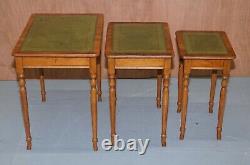 Tables Latérales Embossées En Cuir Vert Et Feuille D'or Nid Of Three Yew Wood
