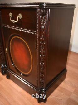 Tables de chevet en cuir acajou foncé style chippendale chinois des années 1940