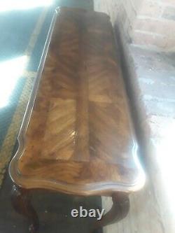 Une Magnifique Table À La Noix De Noyer De Style Chippendale Vintage Avec Pieds De Boule Et De Griffe