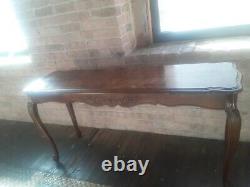 Une Magnifique Table À La Noix De Noyer De Style Chippendale Vintage Avec Pieds De Boule Et De Griffe