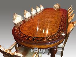 Une Très Rare Magnifique Table Antique En Noyer Massif Sculpté, Poli Brillant