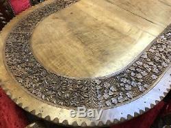 Une Très Rare Magnifique Table Antique En Noyer Massif Sculpté, Poli Brillant