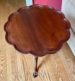VTG. Table de lampe/salon en bois d'acajou avec bordure en croûte de tarte 21 pouces de hauteur x 16,5 pouces de diamètre. Fabriqué en 1927.