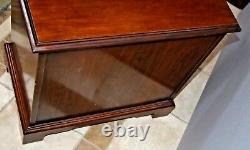 Vintage Cerise Drexel Argent Poitrine, Nightstand End Table Modèle 184 667 1