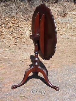 Vintage Charak Chippendale Style Ahogany Pedestal Base Pie Tilt Tilt Table Supérieure
